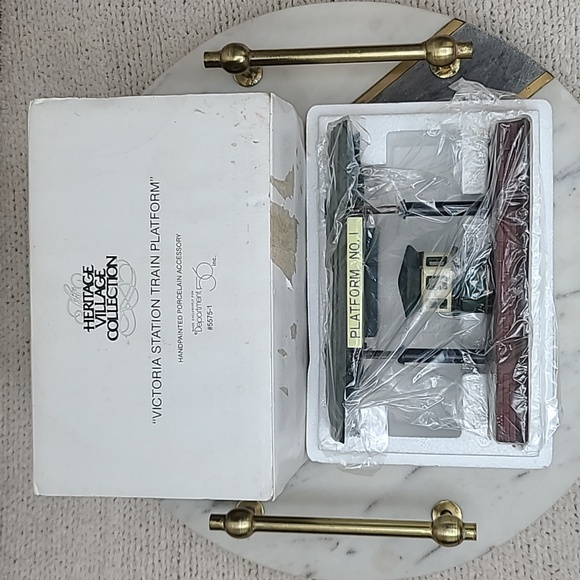 Department 56 Vintage Heritage Village Collection "Victoria Stn. Train Platform" - Picture 3 of 17